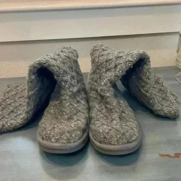 UGGS Women’s Woven Boots - Picture 6 of 7